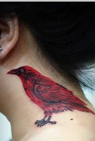 在女孩的脖子上的時尚好看的紅鳥紋身圖片