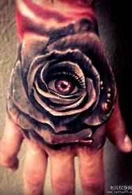 një tatuazh i trëndafilit u rrit në pjesën e prapme të dorës