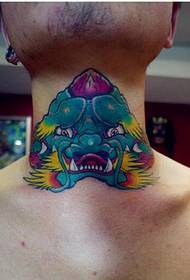 foto de tatuaxe de home de león Tang da personalidade de moda clásica do pescozo dianteiro