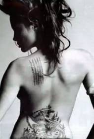 美國紋身明星安吉麗娜·朱莉在孟加拉虎和梵文紋身圖片的背面
