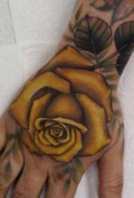 Tatuiruotės rožių berniukai atgal ant spalvotos rožės tatuiruotės paveikslėlio