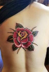 ragazza tatuaggio schiena figura ragazza sul retro della foto colorata tatuaggio rosa