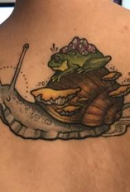 Tattoo Réck Meedchen op der Réck vum Frosch a Schniewel Tattoo Biller