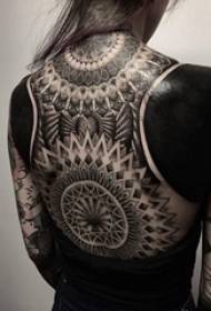 Van Gogh tatuata ragazza sul retro di una vasta area del tatuaggio totem van Gogh