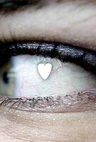 hjerteformet tatovering på øyet