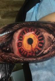 grande braccio all'interno del modello del tatuaggio dell'occhio dell'orologio di colore