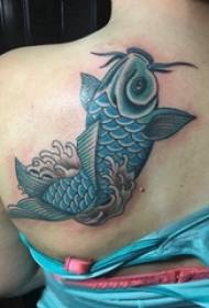 Ragazza tatuata sul retro di una foto di tatuaggi di calamari colorati