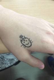 un piccolo sorriso fresco sul dorso della mano della ragazza è particolarmente carino