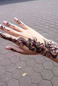 tiszta és finom, kézzel támogatott Henna tetoválásmintázat
