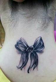 女人的脖子後面的3d蝴蝶紋身圖案