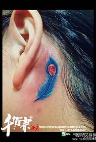 mažas spalvotas plunksnų tatuiruotės modelis mergaičių ausims
