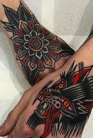 Iqela le tattoo esindayo-esibuyayo umva we-tatem tattoo