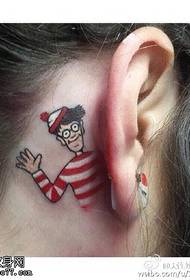 klauna tetovējuma raksts pēc auss