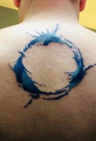 тетовирани мушки дечко на полеђини обојене округле слике тетоваже