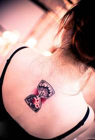 immagini di tatuaggi di moda a forma di clessidra per ragazze