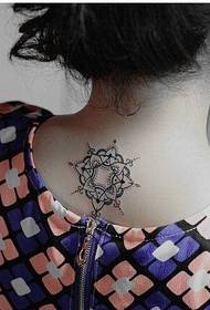 immagine del modello del tatuaggio del totem di stile indiano di modo delle ragazze collo