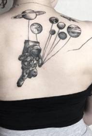 Девојки на задниот дел од црните убоди геометриски едноставни линии планета и астронаути слики за тетоважа