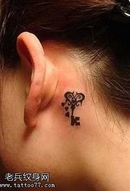зад шемата за тетоважа на клучот за ушите