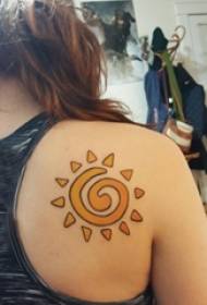 女生后背上彩绘几何简单线条太阳纹身图片