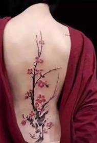 un bellissimo tatuaggio sulla colonna vertebrale sul retro della colonna vertebrale della ragazza