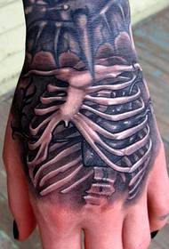 ein personalisiertes Skelett Tattoo auf dem Handrücken