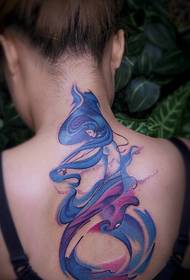 lány hátán kicsi gyönyörű totem tetoválás minta