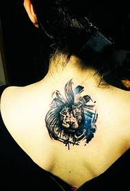 ----- ---------------------------------------------- Fotografia e tatuazhit totem të personalitetit në anën e pasme