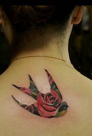 portando un piccolo tatuaggio rondine sul retro del tatuaggio