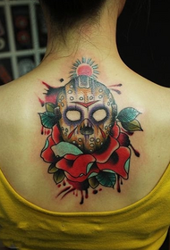 ragazze indietro cranio alternativo con tatuaggio floreale