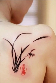 mtsikana kumbuyo kwa tattoo ya daffodil totem