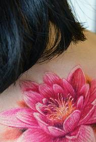 nő vissza gyönyörű lótusz tetoválás szexi csábító