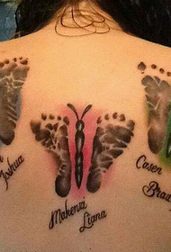 vajzë mbrapa tatuazhit për gjurmët e gjurmës së fëmijës