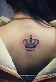 foto di moda semplice torta piccola corona tatuaggio