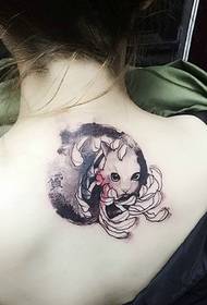 皙 le dos blanc a un tatouage animal très mignon