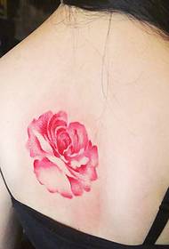 înapoi o poză mare de tatuaj cu flori roșii este foarte sexy