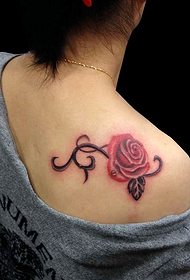 uzorak ljepote za tetovažu ruža na ramenu