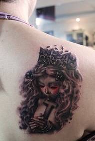 Gothic doll ristin takaosa tatuointi toimii