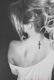tjej på baksidan av den svarta minimalistiska linjen kors tatuering bild