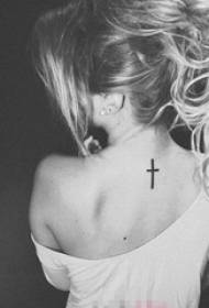 ragazza sul retro della linea minimalista nera croce foto tatuaggio