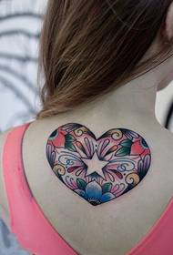 Raudonos širdies kūrybinė nugaros tatuiruotė