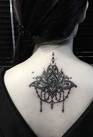 nesken atzera moda Henna tatuaje eredu ederra