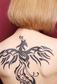 pelo corto niña espalda muy lindo tatuaje simple