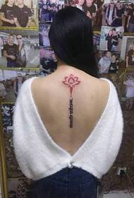 kvetina a Sanskrit kombinované zadné tetovanie
