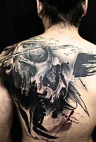 la schiena degli uomini di personalità ha un tatuaggio del tatuaggio totem prepotente