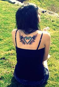 Gadis di belakang tato sayap cinta