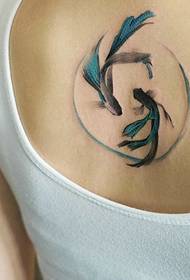 ragazza torna carino e affascinante Totem Tattoo Tattoo