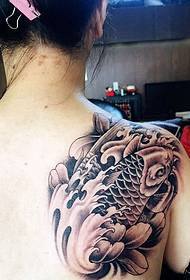 patrón de tatuaje de calamar tradicional en blanco y negro que cubre la espalda
