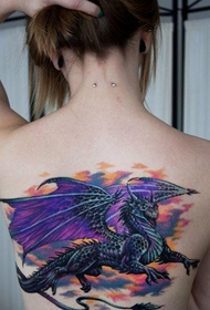 bellesa a l'esquena que domina el tatuatge de drac europeu i americà