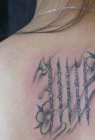 personalitat d’esquena de noia amb un patró estructurat de tatuatges