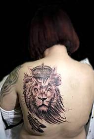 tjejer med en krona på baksidan Lion head tatuering mönster